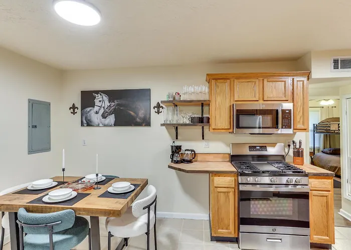 Central And Dog-Friendly Home In Louisville With Yard!